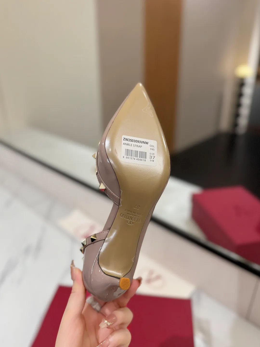 👟👟Ex-factory price 580👟👟 Valentino/Valentino rivet VT classic shoes, top replica! The side curves are perfect, the original molded custom-made rust-free rivets, and the textured hardware bring out a full sense of high-end, giving you a genuine foot feel! The first choice for high-end customers❤️ [Material] Upper: Original imported custom patent leather Lining: Original imported goatskin Outsole: Imported pearlescent leather outsole Heel height: 6.5CM Code number: 35-39 [34, 40, 41, 42 custom-made are not returnable]